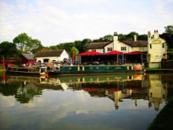 Boats at Foxton lock Wallpaper