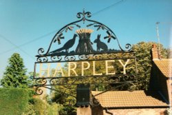 Harpley Village Sign Wallpaper