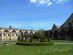 Gloucester Cathedral Cloisters Courtyard Wallpaper