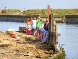 Crabbing at Southwold Harbour Wallpaper
