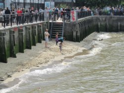 Thames Beach Wallpaper