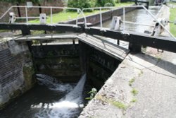 Newbury - Closeup of Lock on Kennet/Avon Canal Wallpaper