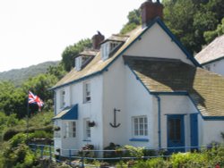 Cottage Facing Clovelly Quay - June 2003 Wallpaper