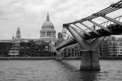 St Paul's and the footbridge Wallpaper