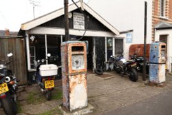 Turner's Garage, Queen's Road, Caversham Wallpaper