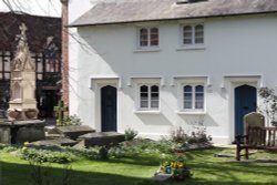 Alms Houses in the Churchyard of St. Mary the Virgin, Henley-on-Thames Wallpaper