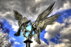 Buzzards Statue to Honour The Queen, Malvern Hills Wallpaper