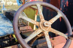 Rusty ships wheel Wallpaper