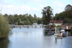 The Thames at Reading Bridge Wallpaper