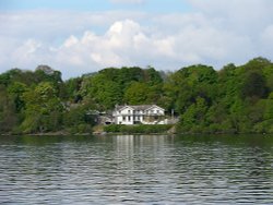 House on the edge of Lake Ullswater Wallpaper