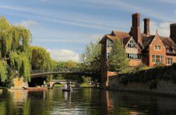 Punting tour along the River Cam Wallpaper