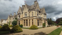 Cheltenham's Manor by the Lake Wallpaper