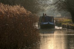 A Narrowboat on the Oxford Canal near Upper Heyford, Oxfordshire Wallpaper