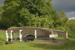 Allens Lock, Oxford Canal at Upper Heyford, Oxfordshire Wallpaper