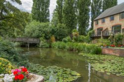 Modern Houses on the Mill Stream at Heron Island, Caversham Wallpaper