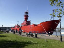 Lightship Moored at St Andrew's Gardens, Gravesend, Kent. Wallpaper