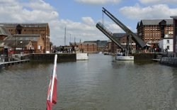 Gloucester Docks,Llanthony Bridge Wallpaper