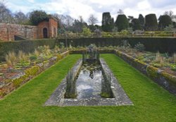 Packwood House Garden Wallpaper