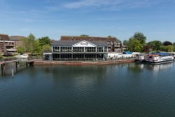 Piper's Island Bar and Restaurant, Caversham Wallpaper