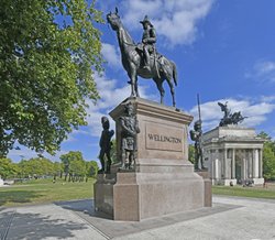 Wellington Statue and the Wellington Arch Wallpaper