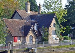 Allington Lock on the River Medway Wallpaper