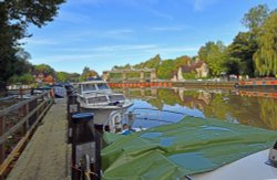 Allington Lock on the River Medway Wallpaper