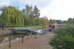 Allington Lock on the River Medway Wallpaper