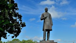 Statue of Joseph Locke in Locke Park, Barnsley Wallpaper