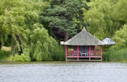 Lake Walk, Hever Castle Wallpaper