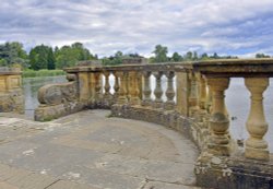 Lake Walk, Hever Castle Wallpaper