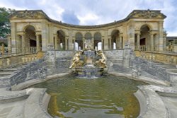 The Loggia Fountain, Hever Castle Wallpaper