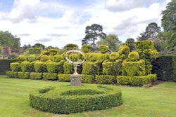 The Topiary Chess set, Hever Castle Wallpaper