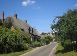 Lovely thatched cottages in Clifton Hampden High Street Wallpaper