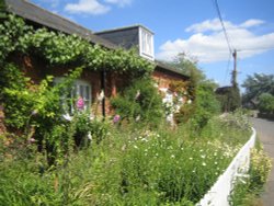 A beautiful cottage garden in Brightwell-cum-Sotwell Wallpaper