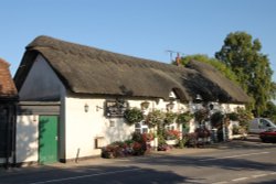 The pretty thatched Four Points Inn, Aldworth Wallpaper