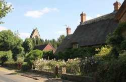 A pretty thatched cottage in Little Tew Wallpaper