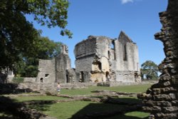 The ruins of Minster Lovell Hall Wallpaper