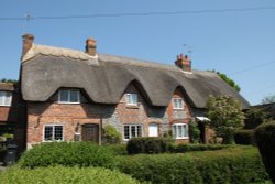 Traditional thatched cottages in Chilton Foliat Wallpaper