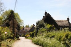 Ancient thatch and cow parsley at Ogbourne St. Andrew Wallpaper