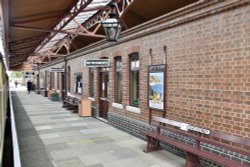 Broadway Station on the GWR Heritage Railway Wallpaper