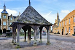 Oakham's Old Water Pump in the Market Square Wallpaper