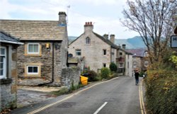 View Down Hollowford Road in Castleton, with Typical Stone Cottages & the Ramblers Rest pub Wallpaper