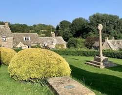 Churchyard of St. Peter’s in Duntisbourne Abbots. Wallpaper