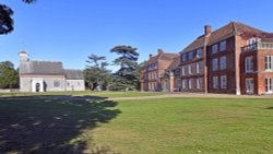 Lullingstone Castle and St. Botolph's Church Wallpaper