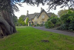 Cottage in Victoria Park, Bath Wallpaper