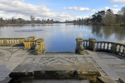 The Lake at Hever Castle Garden Wallpaper