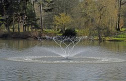 The Lake at Hever Castle Garden, fast shutter speed Wallpaper