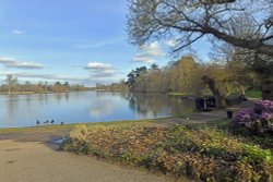 The Lake at Hever Castle Garden Wallpaper