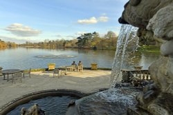 The Logia Fountain and lake at Hever Castle Wallpaper