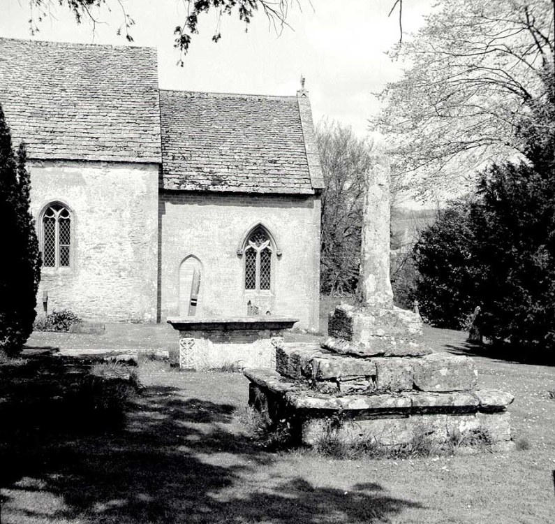 Daglingworth Churchyard Cross